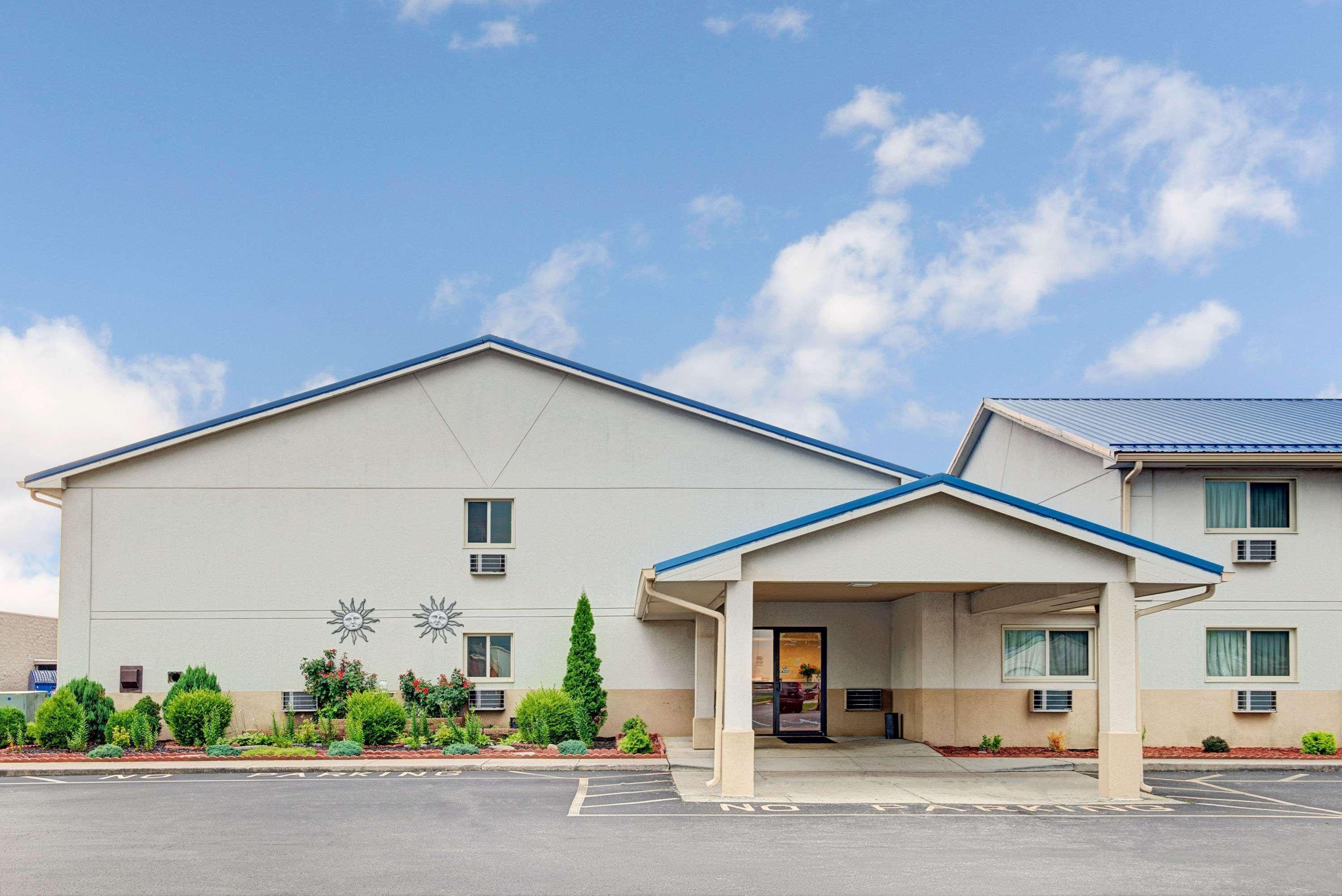 Super 8 By Wyndham Indianapolis Emerson Eksteriør billede