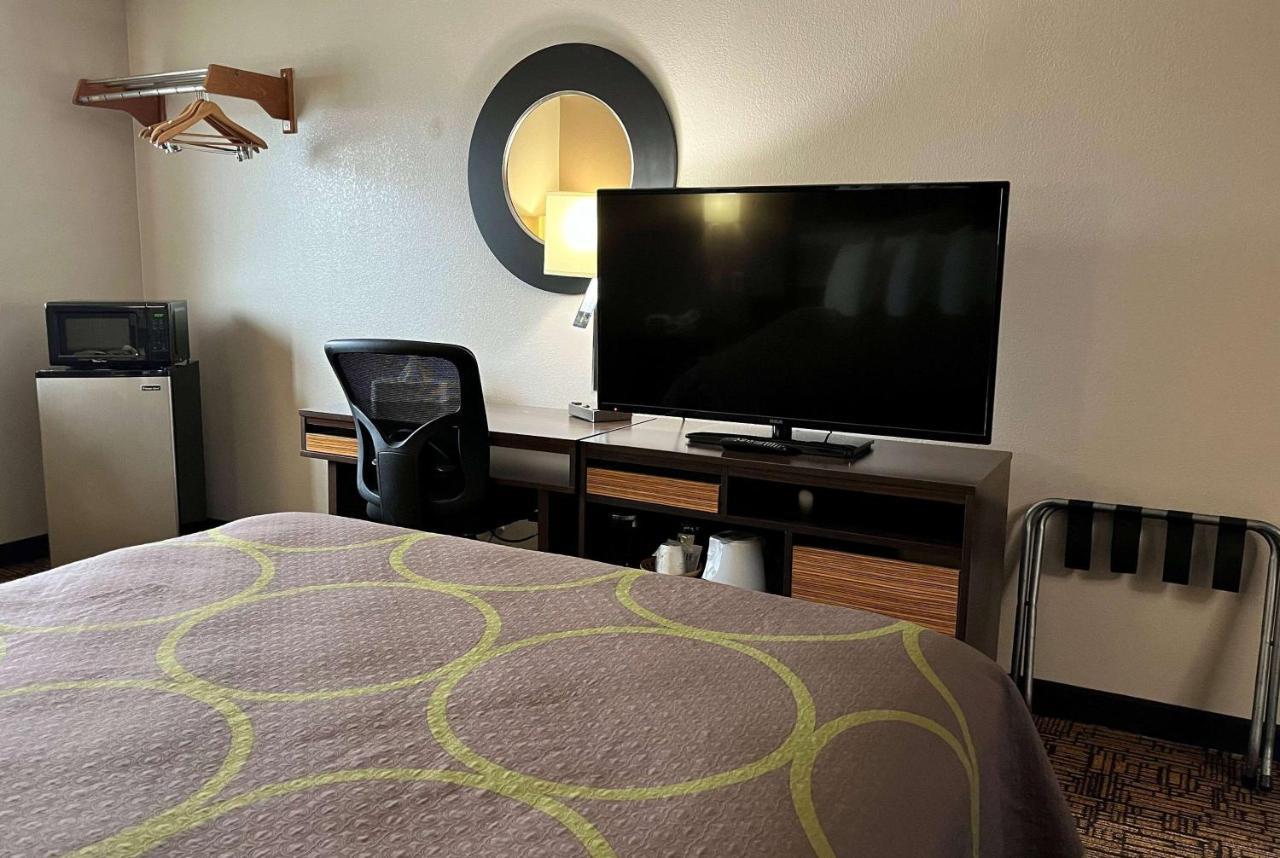Super 8 By Wyndham Indianapolis Emerson Eksteriør billede